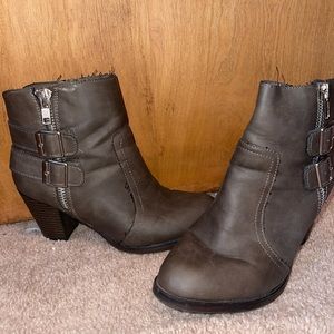 Mossimo taupe booties Sz 10